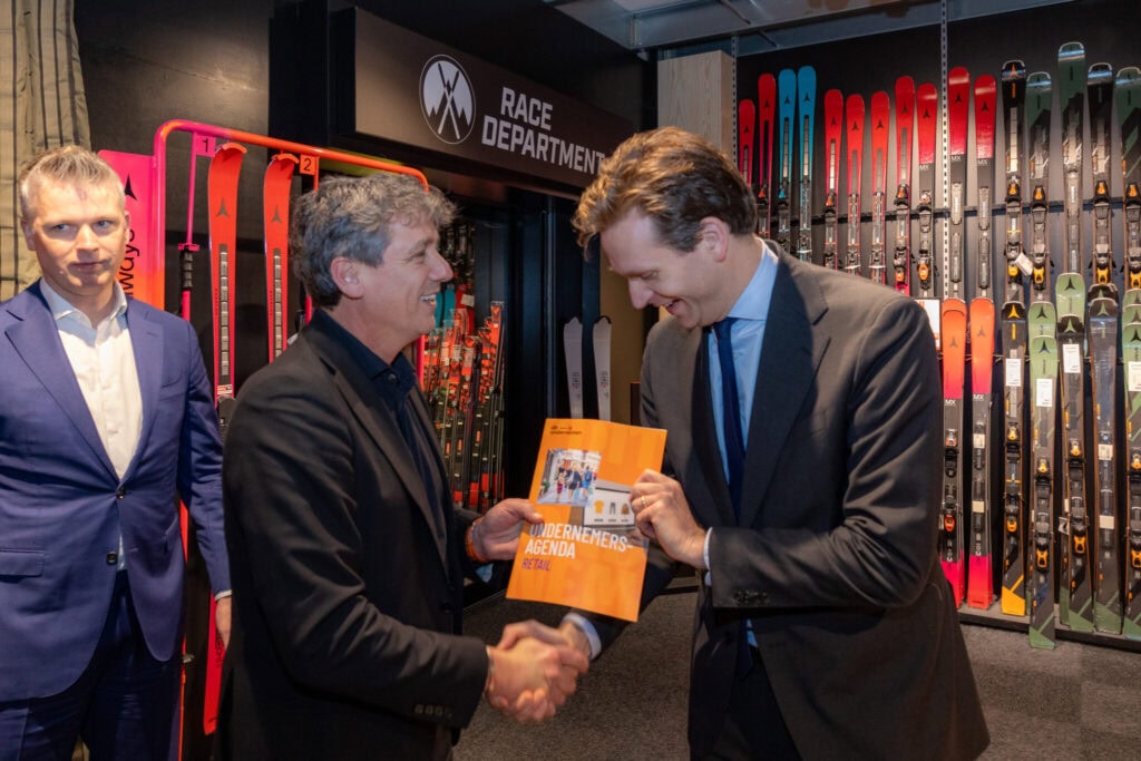 Jacco Vonhof en Minister Karremans tijdens uitreiking Ondernemersagenda Retail