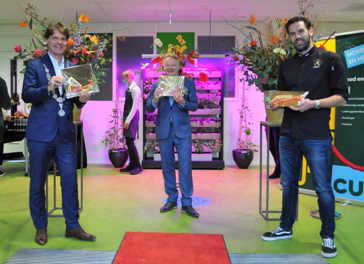 Foto: burgemeester Paul Depla,  Rob Neutelings en Hidde den Babander bij de opening van de nieuwe locatie van Curio
